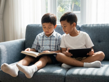 Buku vs Gawai Menemukan Keseimbangan yang Tepat untuk Pembelajaran Anak